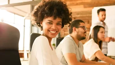 Personen arbeiten zusammen in einem modernen Büro.