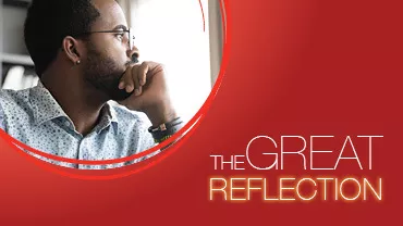 Person blickt nachdenklich zur Seite, roter Hintergrund mit Text 'The Great Reflection'.