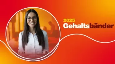 Person mit Brille vor einem orangefarbenen Hintergrund