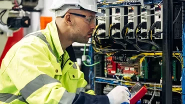 Elektroingenieur am Arbeitsplatz