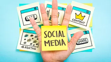 Hand mit Social-Media-Stickern, darunter Like und Share.