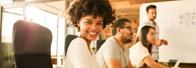 Personen arbeiten zusammen in einem modernen Büro.
