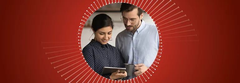 Zwei Personen betrachten gemeinsam ein Tablet.