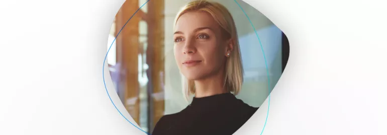 Person mit kurzem Haar blickt durch ein Fenster.