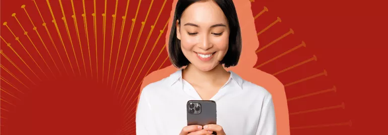 Person schaut auf ein Smartphone vor rotem Hintergrund.