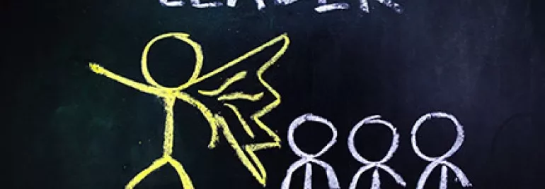 Kreidezeichnung einer Führungsperson mit drei Personen, die folgen.