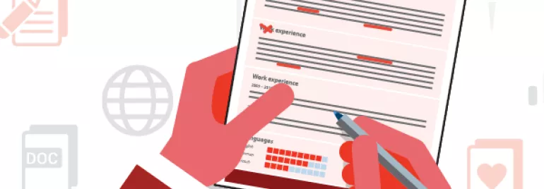 Person hält einen Stift und ein Lebenslauf-Dokument.