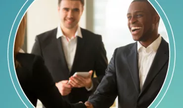 Menschen in Anzügen beim Händeschütteln im Büro