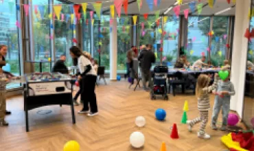 Ein Spielzimmer mit bunten Luftballons und Wimpelketten.