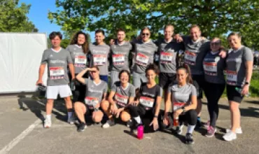 Eine Gruppe von Läufern in Sportkleidung posiert im Freien.