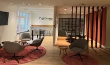Modernes Büro mit Sitzbereich und Besprechungsraum.