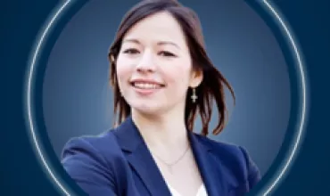 Person in einem blauen Anzug vor blauem Hintergrund.