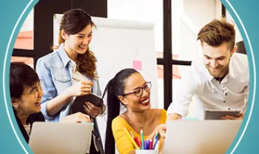 Eine Gruppe von Leuten arbeitet gemeinsam an Laptops.