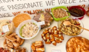 Verschiedene Speisen auf einem Tisch während eines Buffets.